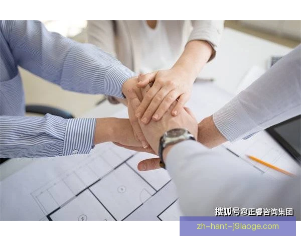 某后卫发挥团队凝聚作用，串联防线稳定军心
